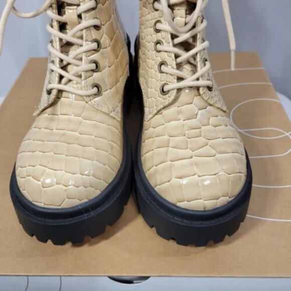 Urban Outfitters NWT NIB Off White Brody Faux Leather Croc Boots Size 6M - Picture 2 of 12
